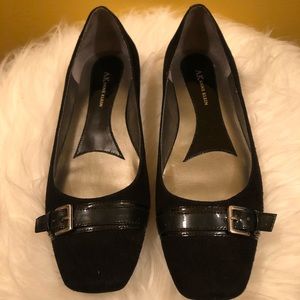 Anne Klein black flats!